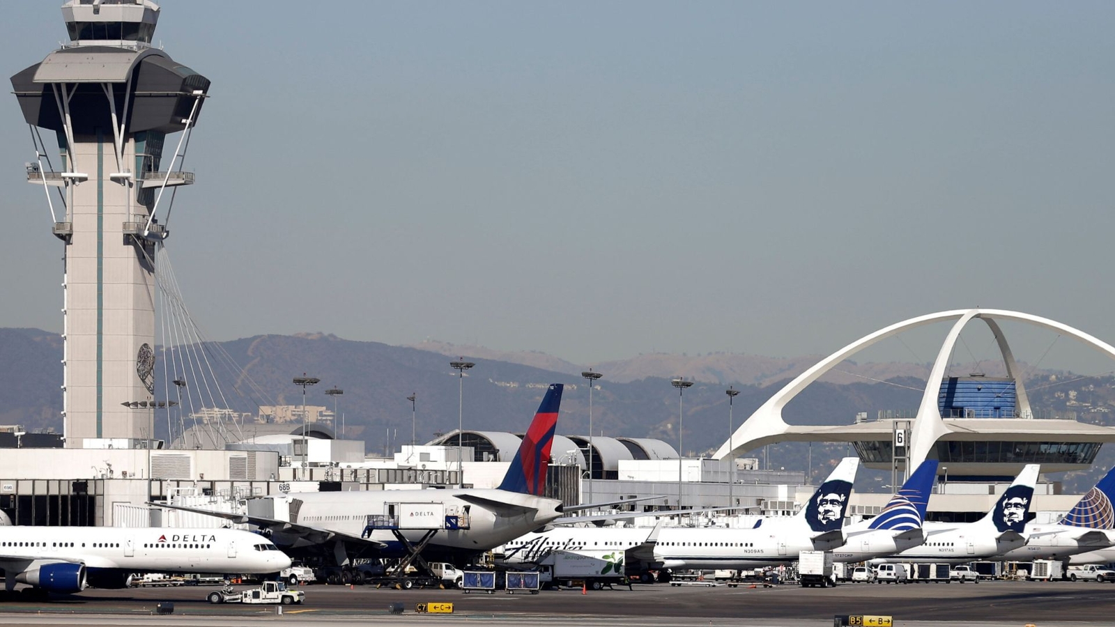 United flight to Newark Airport returns to LAX for evacuation after reported fire