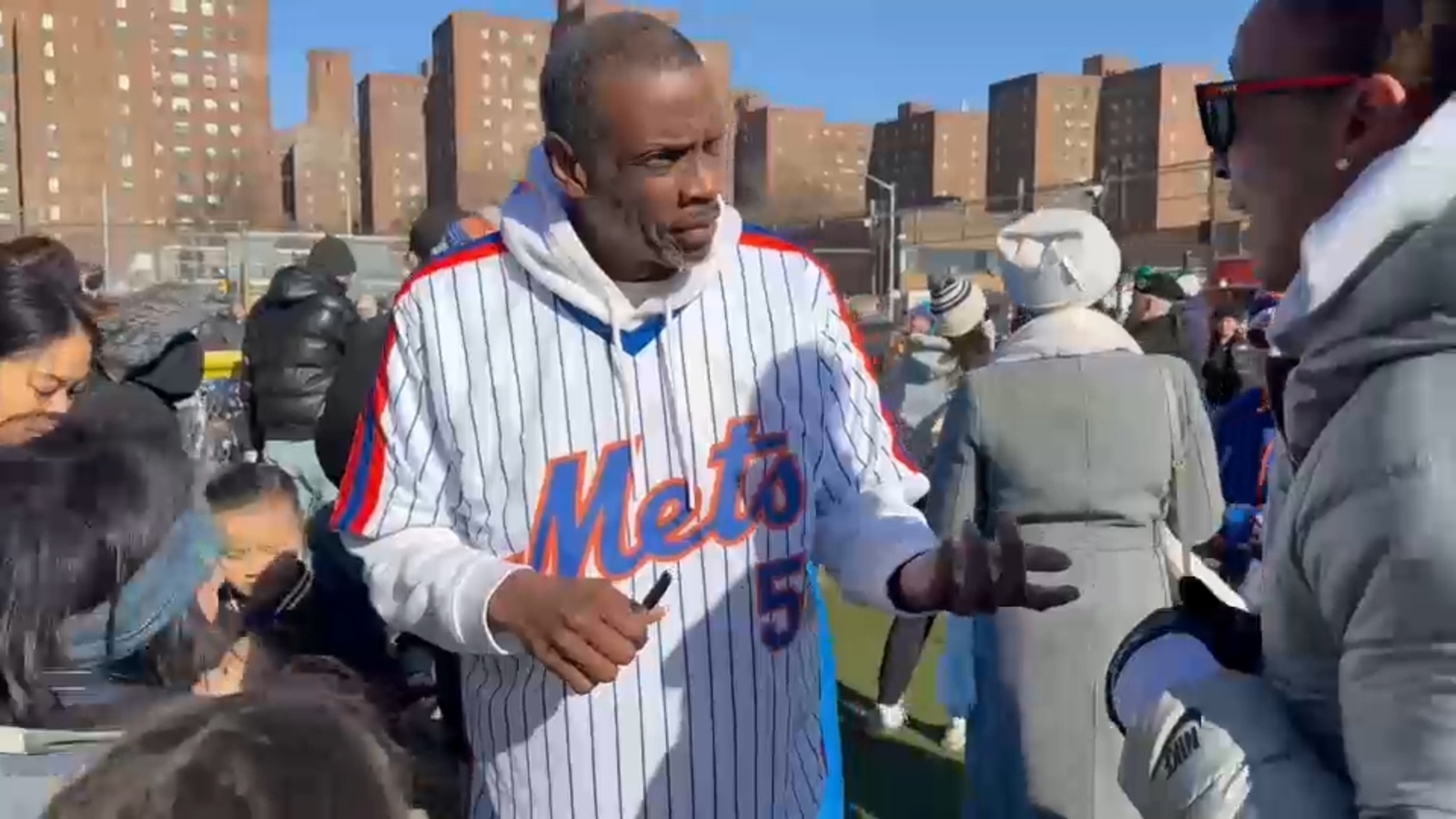 Mets legends Dwight Gooden, Endy Chavez show up for NYC Little League season opener