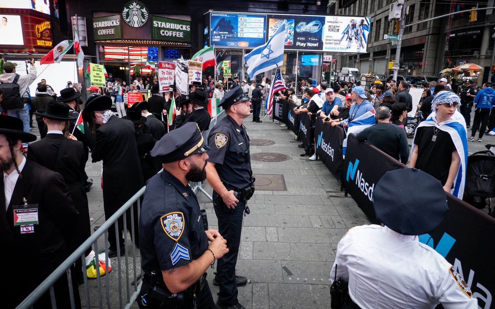 Illustrative: Police separate pro- and anti-Israel protesters in New York City, June 16, 2025. (Luke Tress/Times of Israel)