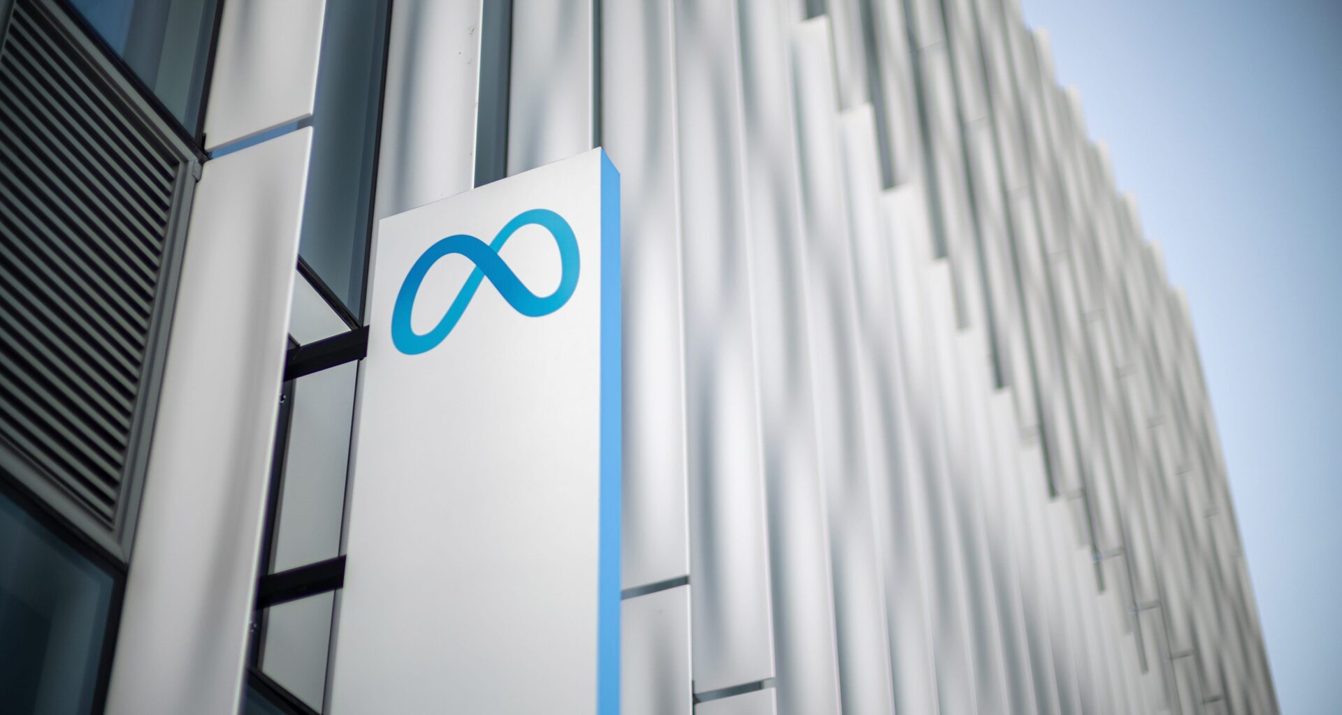 Meta signed a 10-year lease with Vornado Realty Trust to occupy an entire five-story building at 697 Fifth Ave., which is adjacent to the St. Regis Hotel, according to a statement Wednesday