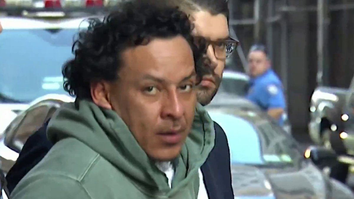 Suspect arrested for allegedly shoving two men onto subway tracks at Manhattan station – NBC New York