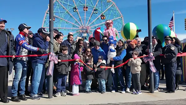 News 12 | Brooklyn | 'We're so back!' New Yorkers celebrate Deno's Wonder Wheel reopening