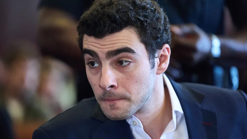 Luigi Mangione makes facial expression in court