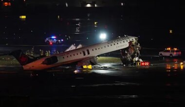 News 12 | Brooklyn | LaGuardia Airport closed following fatal collision between Air Canada jet, fire truck
