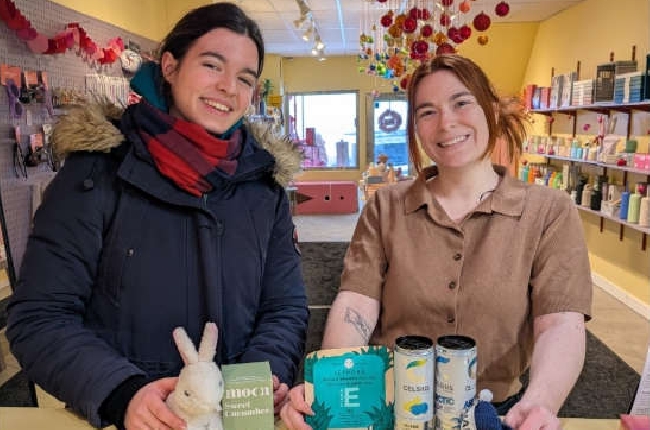 Queen's student completes paper clip mission to get Frontenacs jersey