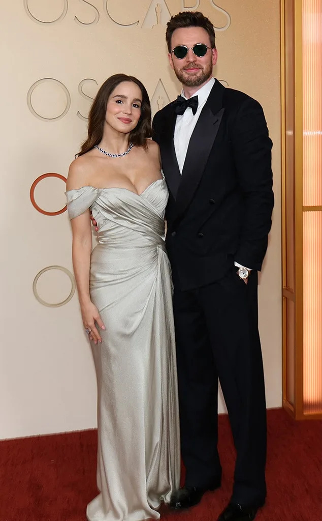 <p>Alba Baptista & Chris Evans </p>