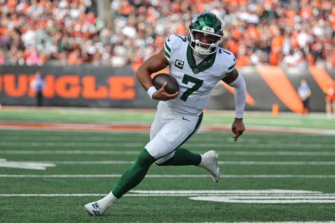 Oct 26, 2025; Cincinnati, Ohio, USA; New York Jets quarterback Justin Fields (7) runs with the ball during the fourth quarter against the Cincinnati Bengals at Paycor Stadium. Mandatory Credit: Joseph Maiorana-Imagn Images