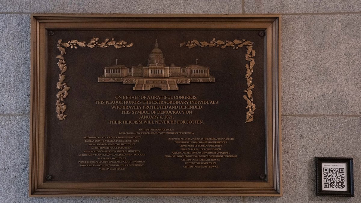 After a 3-year delay, a plaque honoring Jan. 6 officers is installed – NBC New York
