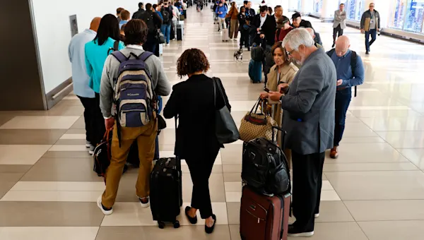 News 12 | Brooklyn | President Trump says he will sign an emergency order to pay TSA agents