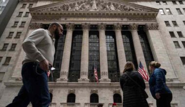 US stocks swing as oil prices keep climbing because of war with Iran