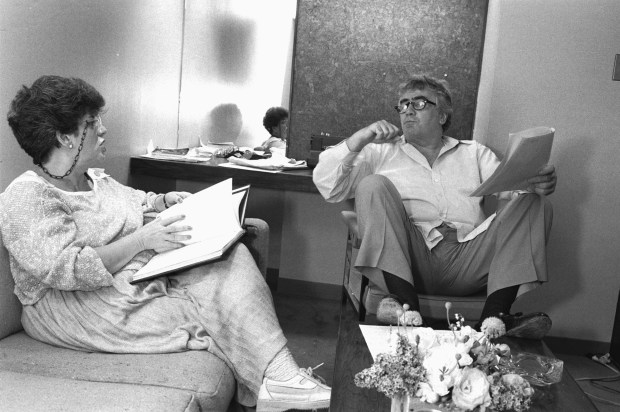 Jimmy Breslin rehearses lines with his wife, Ronnie Eldridge, on May 18, 1986, ahead of his appearance on "Saturday Night Live." (Misha Erwitt / New York Daily News)