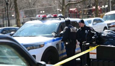 Cops search for suspect involved in triple stabbing in Brooklyn