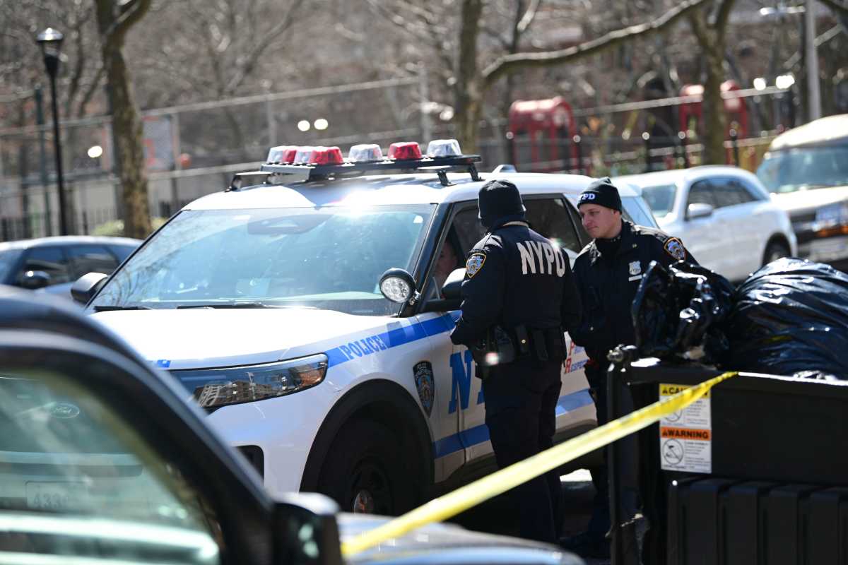 Cops search for suspect involved in triple stabbing in Brooklyn