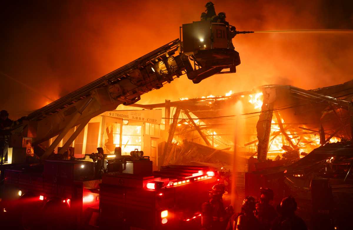 Raging 5-alarm fire destroys Sunset Park warehouse, injures 2 firefighters • Brooklyn Paper