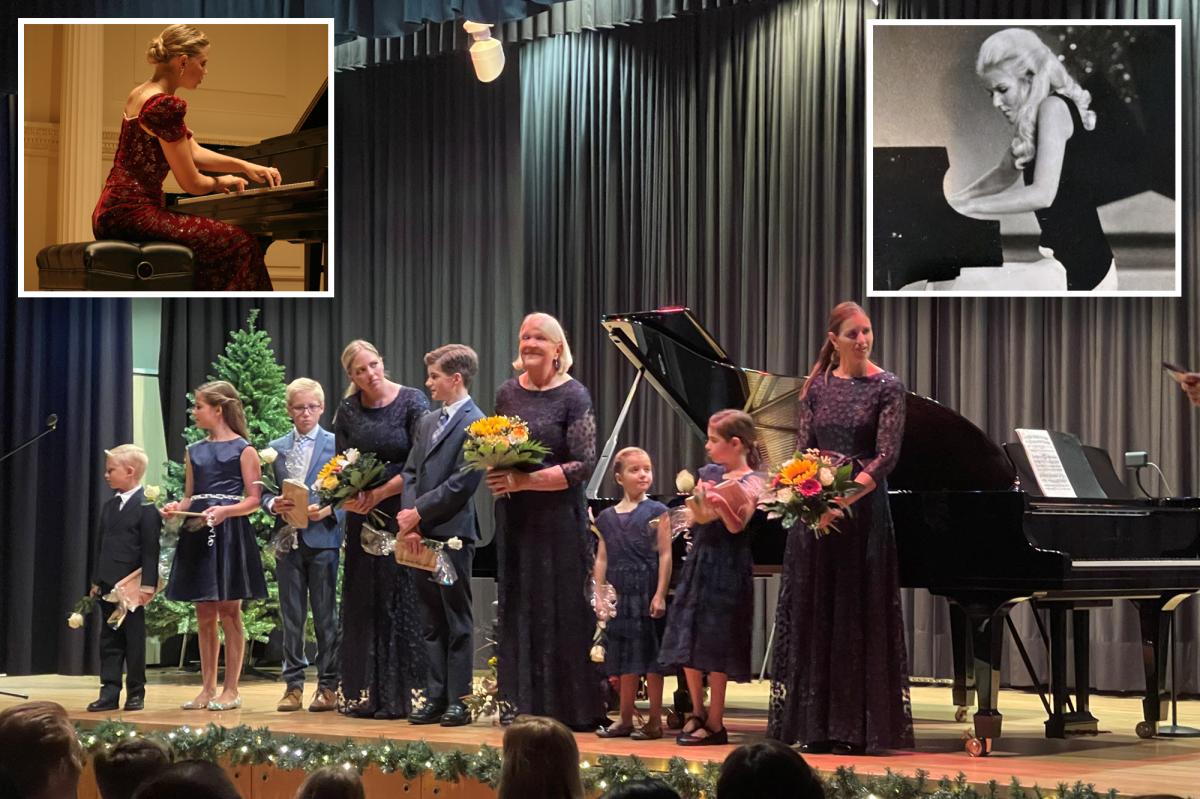 16 members of same family perform piano concert at Carnegie Hall