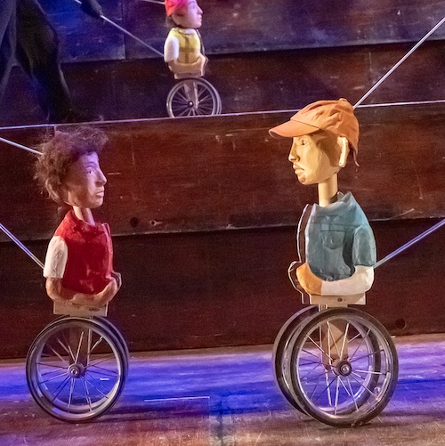 Footnotes Review. A puppet guide to walking – New York Theater