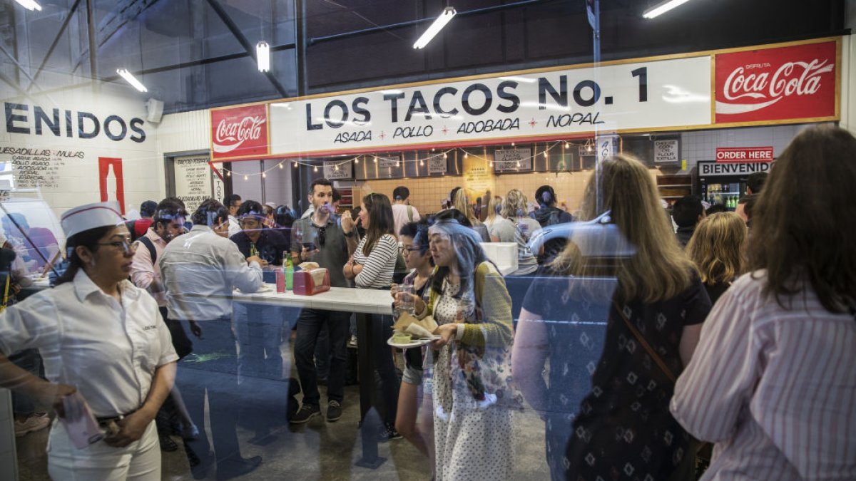Tourist sues Los Tacos No. 1 over spicy salsa, claims ‘severe’ physical symptoms – NBC New York