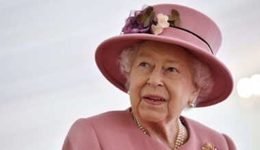 How Queen Elizabeth Sent Secret Signals to Her Staff With Her Bag