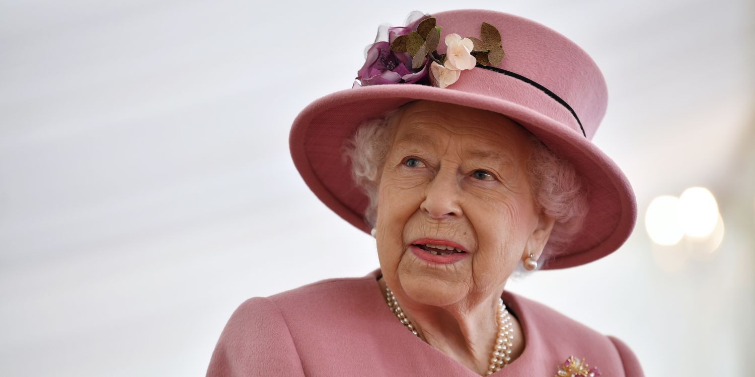 How Queen Elizabeth Sent Secret Signals to Her Staff With Her Bag