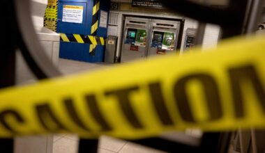 Two people pushed onto tracks at Lexington Ave. NYC subway stop – NBC New York