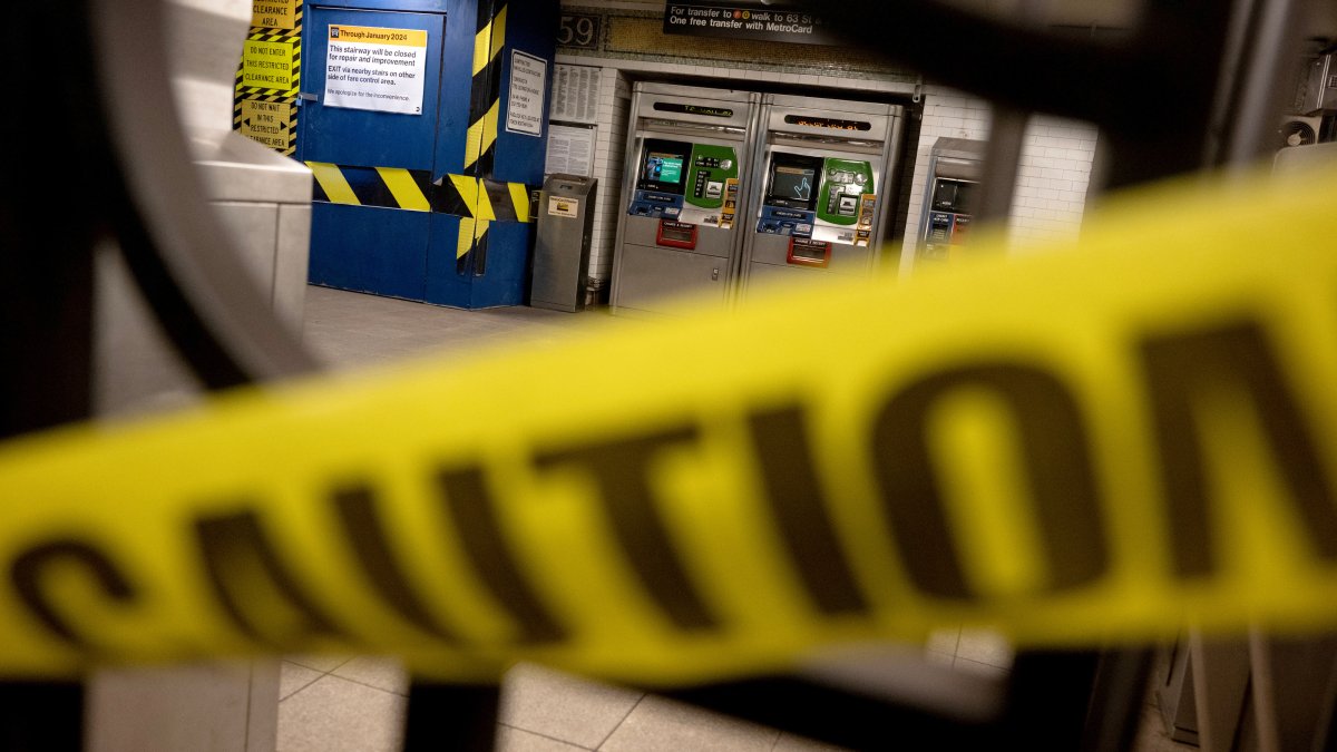 Two people pushed onto tracks at Lexington Ave. NYC subway stop – NBC New York