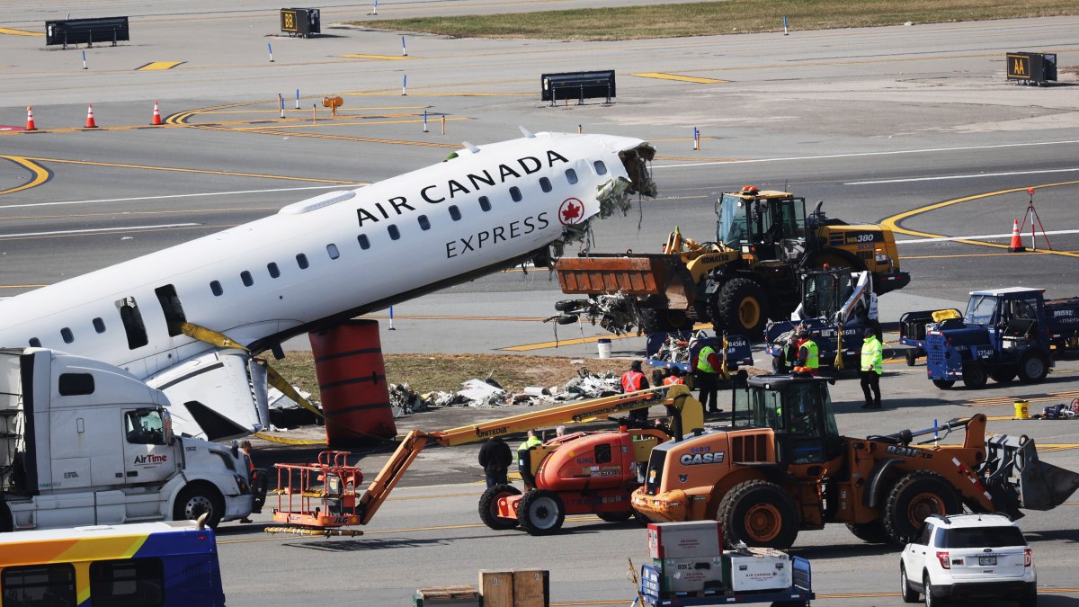 Plane in LaGuardia crash towed from runway – NBC New York