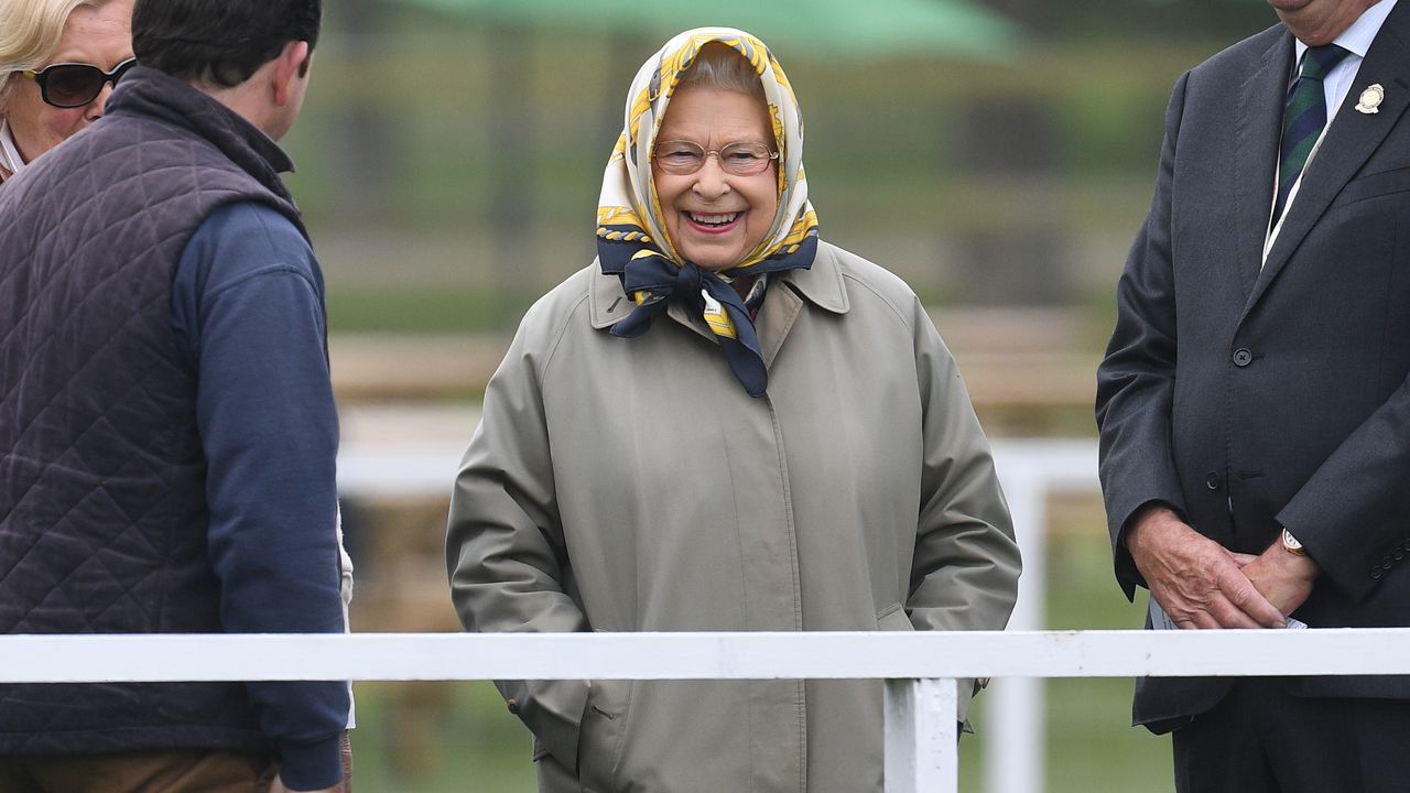 In Queen Elizabeth II’s Meticulous Wardrobe, Even The Pockets Had a “Hierarchy”