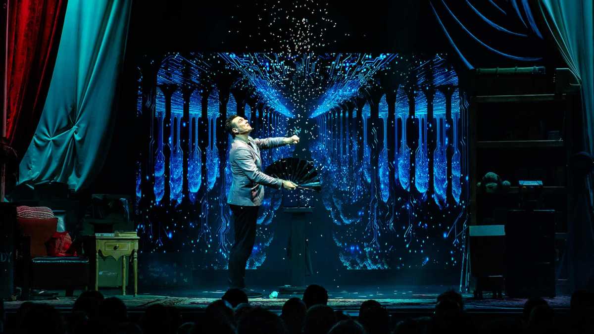 Jamie Allan performing.