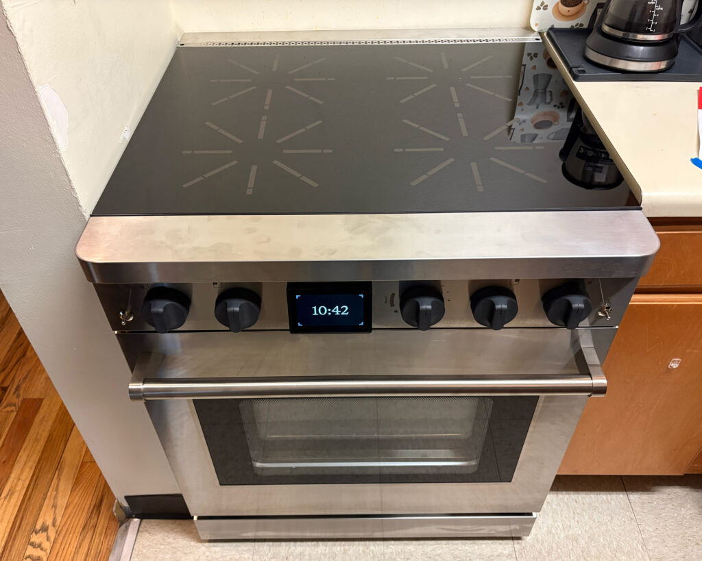 A newly installed induction stove sits in a Bronx apartment. Credit: Lauren Dalban/Inside Climate News