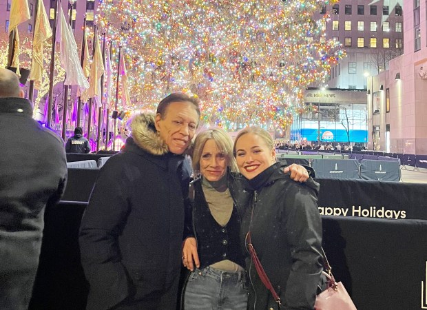 Suzanne Schmieder, center, is pictured with her husband and daughter, Sydney Schmieder, in 2022.