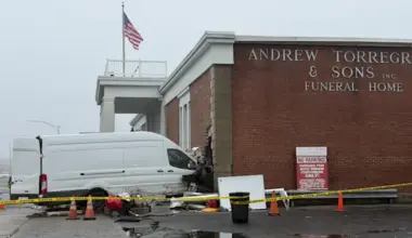 News 12 | Brooklyn | Two injured after van crashes into a funeral home in Flatlands