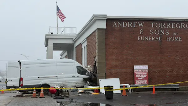 News 12 | Brooklyn | Two injured after van crashes into a funeral home in Flatlands