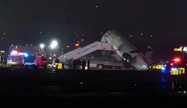 News 12 | Brooklyn | 2 people killed in collision between jet and vehicle at New York's LaGuardia Airport, source says