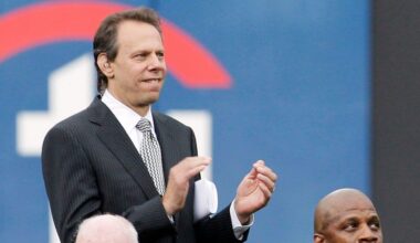 Mets radio announcer Howie Rose applauds during a Mets Hall of Fame induction ceremony at Citi Field in New York on Aug. 1, 2010. (AP Photo/Kathy Willens, File)