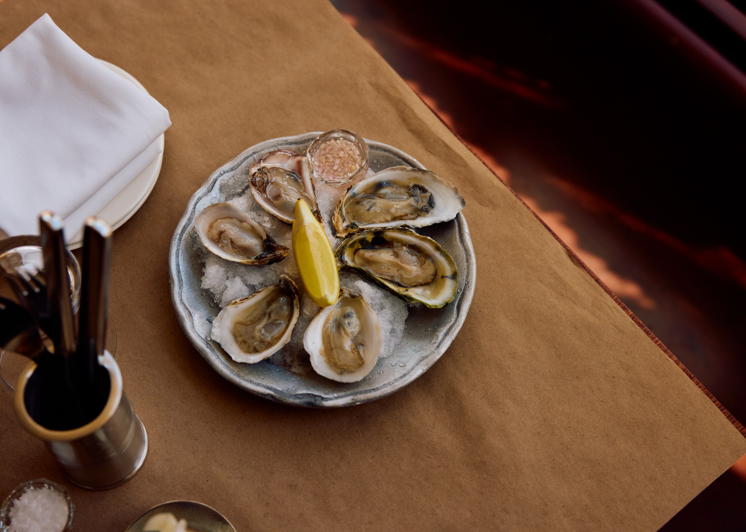 A plate of oysters on ice.