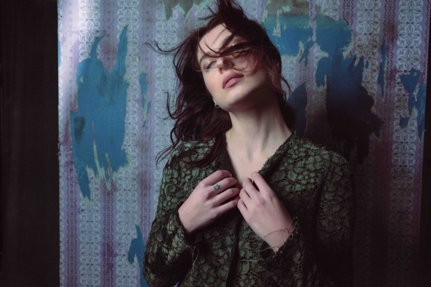 Baby Queen embarks on whirlwind romance with new single 'Feel Something' • News • DIY Magazine