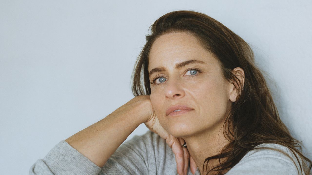 Amanda Peet on Getting Breast Cancer While Losing Her Parents