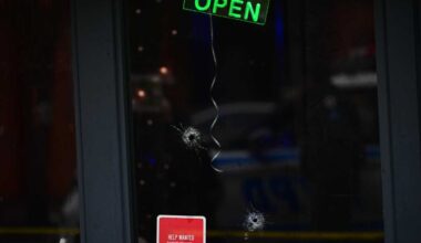 4 people shot inside Brooklyn bar, gunman at large: cops