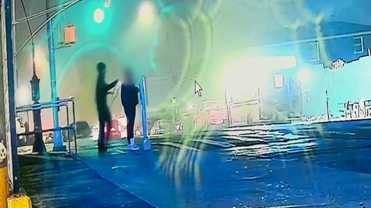 Teen arrested in apparent random stabbing at Queens bus stop – NBC New York