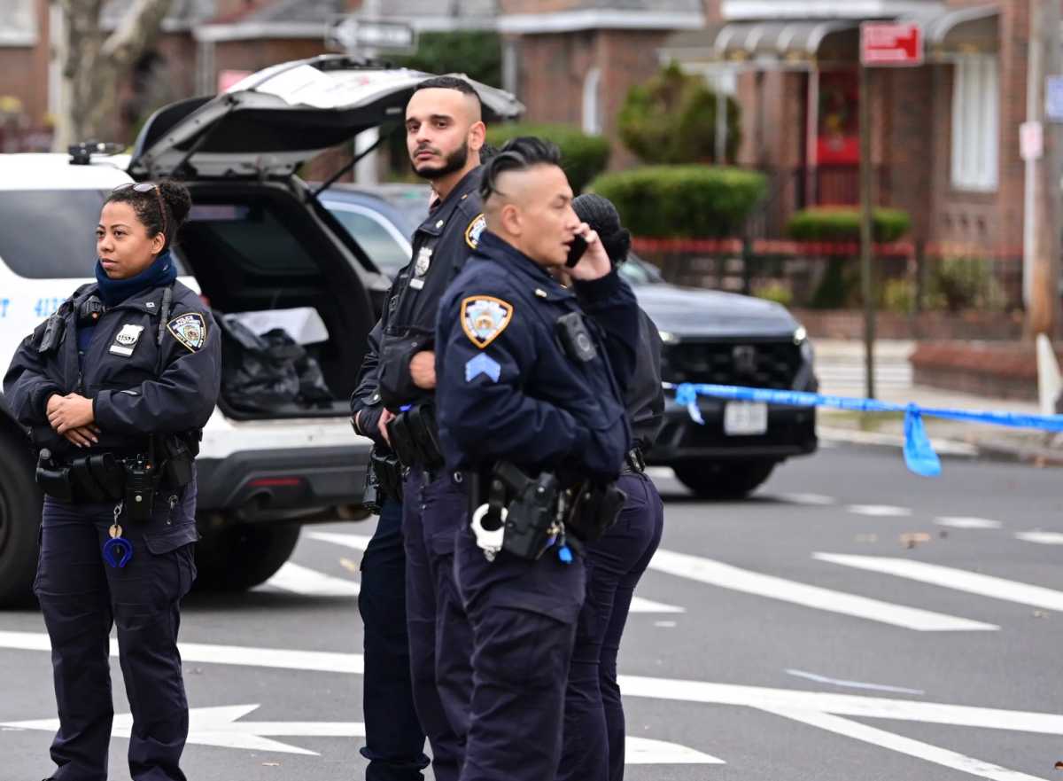 Man shot near Bronx apartment building in broad daylight: cops