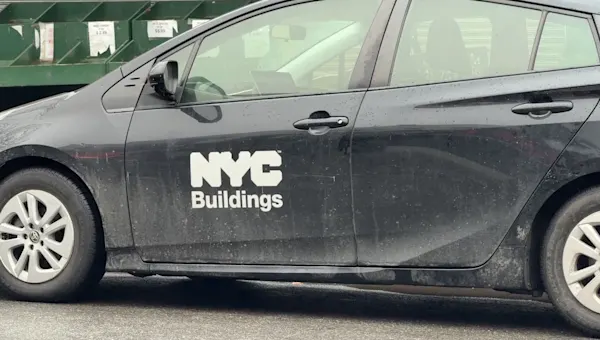 News 12 | Brooklyn | 1 firefighter injured in Bed-Stuy supermarket fire