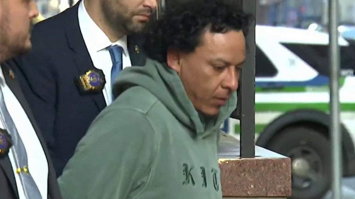 Suspect arrested after pushing 2 men onto tracks at Manhattan station – NBC New York