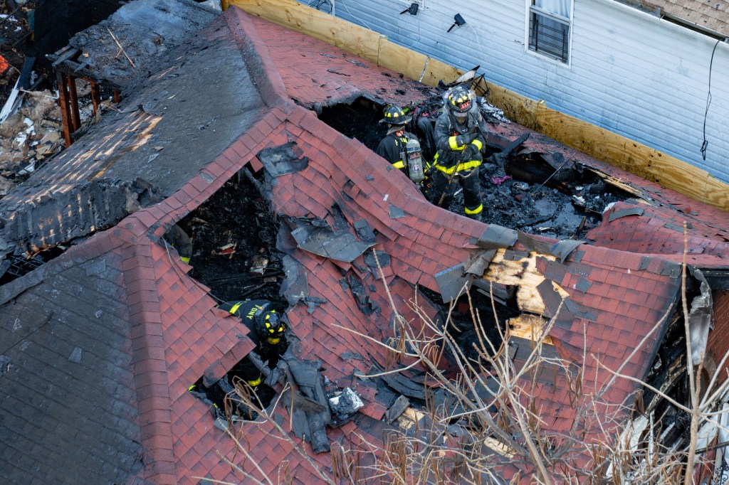 Firefighter injured battling blaze in vacant Brooklyn home