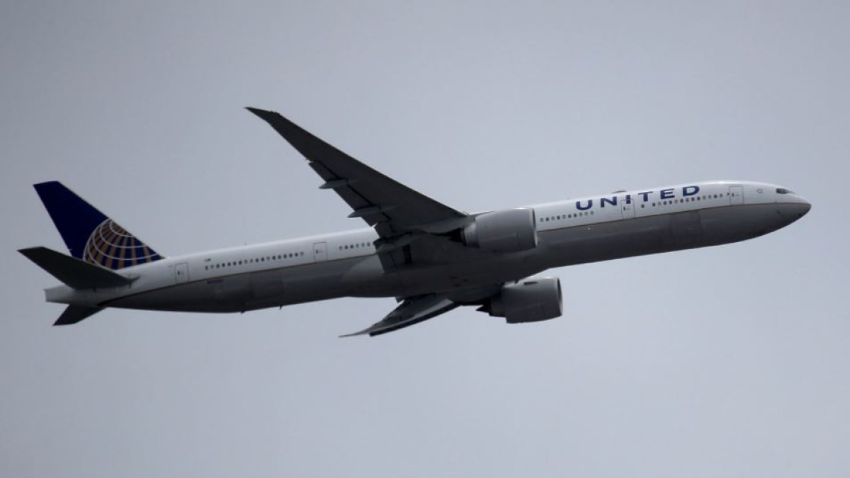 United Airlines sued after 4-year-old allegedly burned by hot water – NBC New York