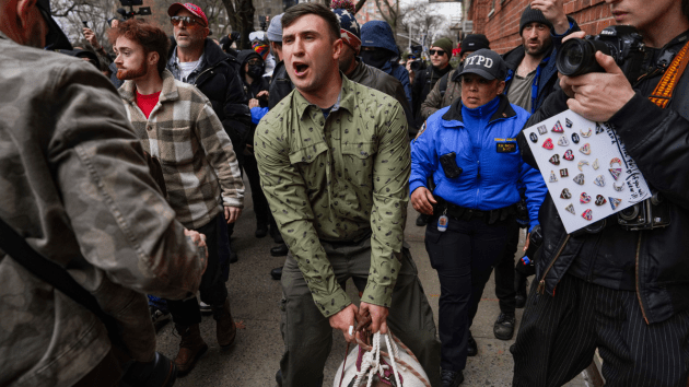 4 arrested after 'suspicious device' thrown during protest outside NYC mayor's home | MyCentralOregon.com