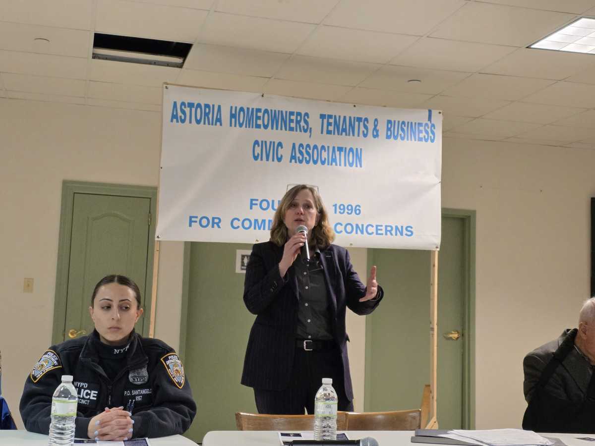DA Katz urges Queens homeowners to protect against deed theft during Astoria public safety meeting – QNS