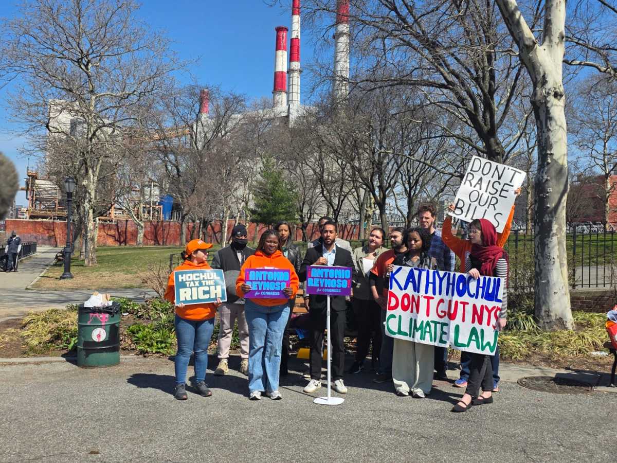 Reynoso, Williams hold Ravenswood rally criticizing Hochul over proposed changes to landmark climate legislation – QNS