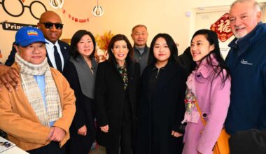 Rep. Meng, Gov. Hochul visit Flushing businesses amid period of ‘deep uncertainty’ – QNS