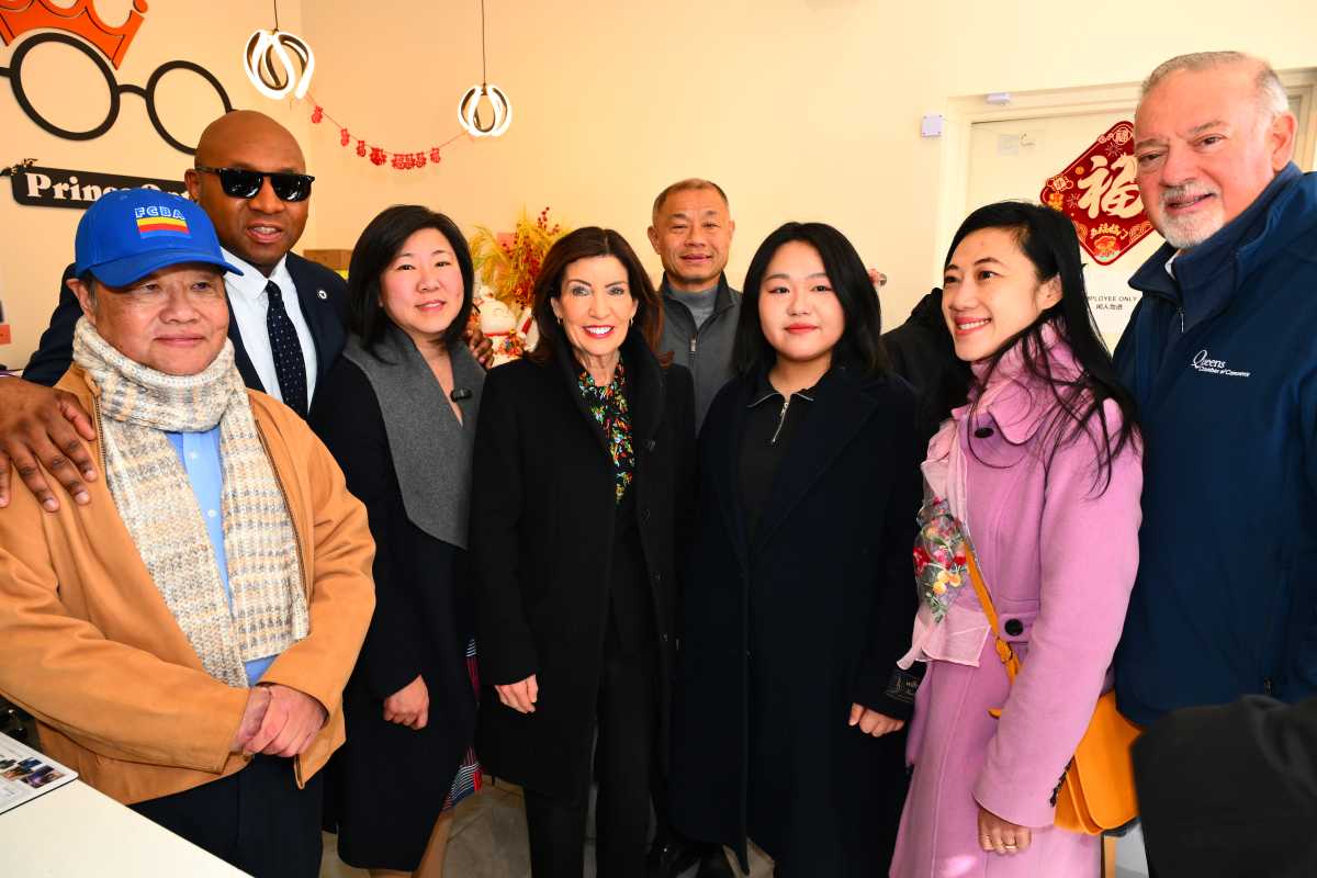 Rep. Meng, Gov. Hochul visit Flushing businesses amid period of ‘deep uncertainty’ – QNS