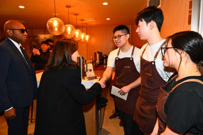 Hochul meet staff from Woodam. Photo by Ramy Mahmoud.